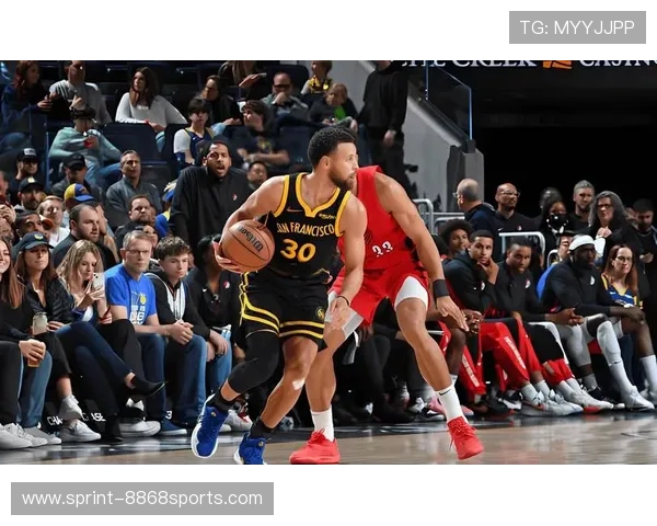 库里看足球赛接吻瞬间曝光引热议 NBA巨星私下生活令人关注